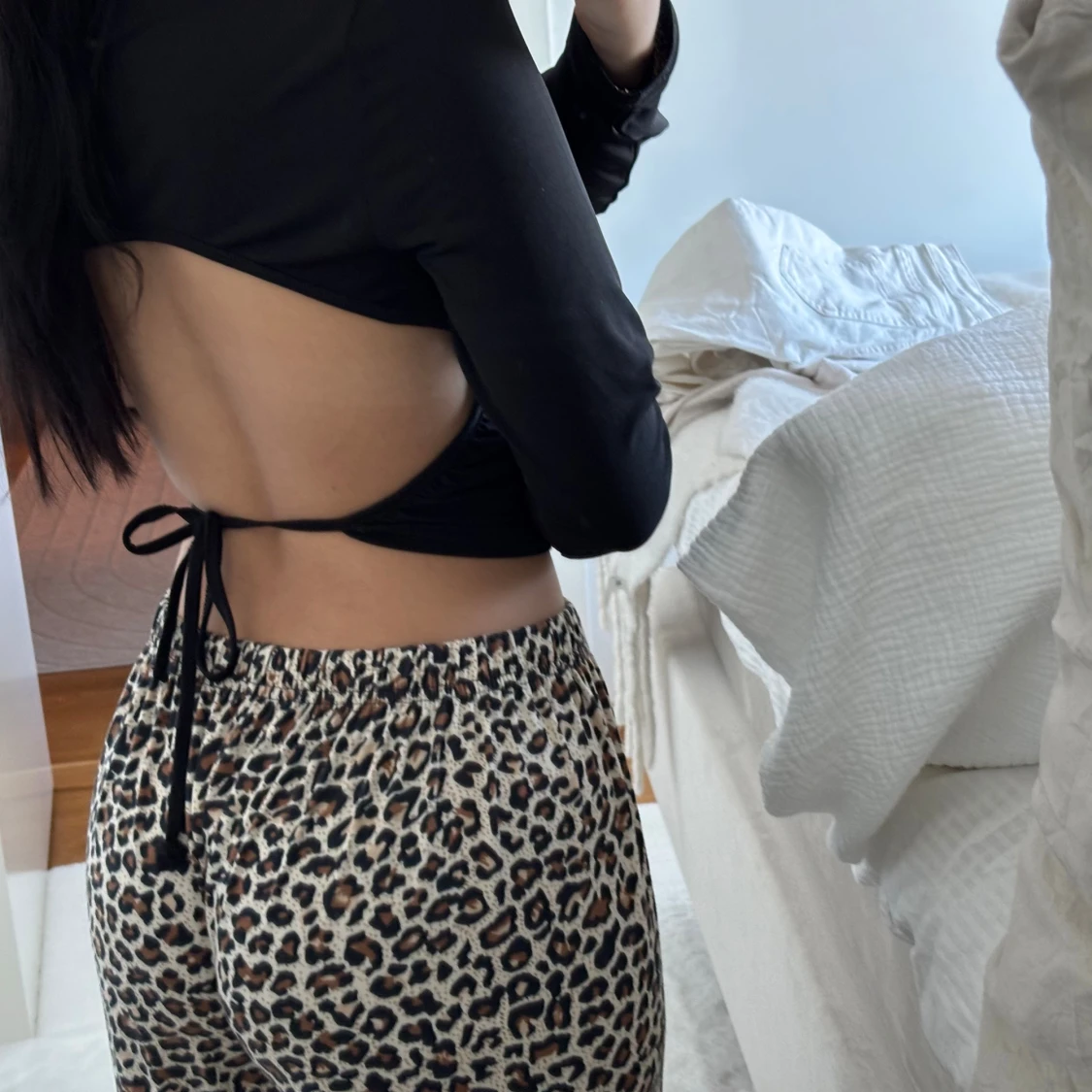 Svart tröja med öppen rygg - 1