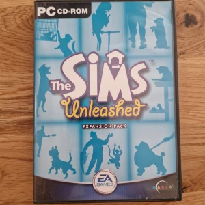 The Sims: Unleashed Expansion Pack - The Sims: Unleashed är ett expansionspaket till The Sims där du kan ge dina simmar husdjur, nya karriärer och över 125 nya föremål. Komplett med originalfodral, skivor och manual. Skivan och fodralet är i mycket gott skick, inga synliga repor eller skador. Huvudfunktionen är möjligheten att skaffa husdjur som katter, hundar, fåglar, fiskar eller reptiler.  Expansionspaketet utvidgar grannskapet med ett gemenskapsområde som heter Old Town, där spelare kan köpa husdjur och odla sina egna grödor.  