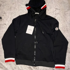 Monclear zip hoodie  - Monclear zip hoodie i storlek M, ny med prislapp!