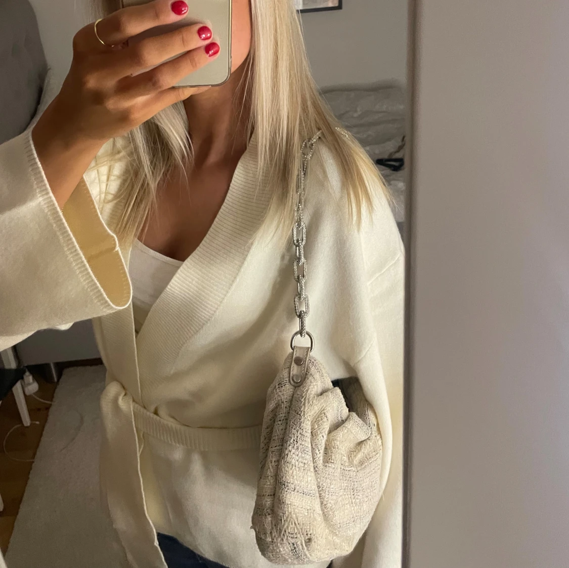 Beige axelväska med kedja - 1