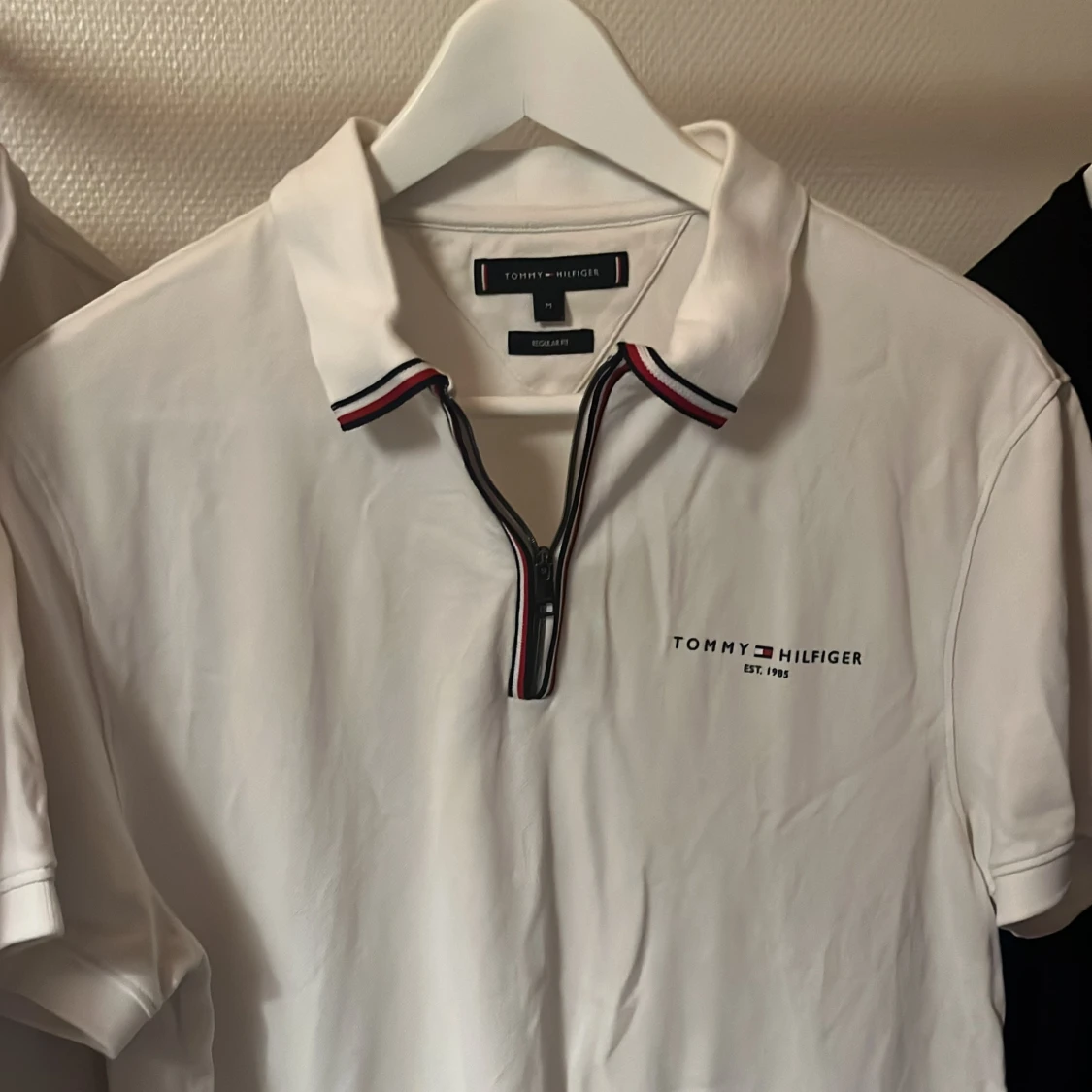 Vit pikétröja Tommy Hilfiger M