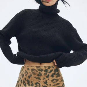 Helt ny svart stickad polotröja från hm - Svart ribbstickad polotröja med hög krage och lång ärm. Tröjan har en loose passform och är perfekt för lager-på-lager. Den är mjuk och skön, passar dig som gillar en enkel men stilren look.