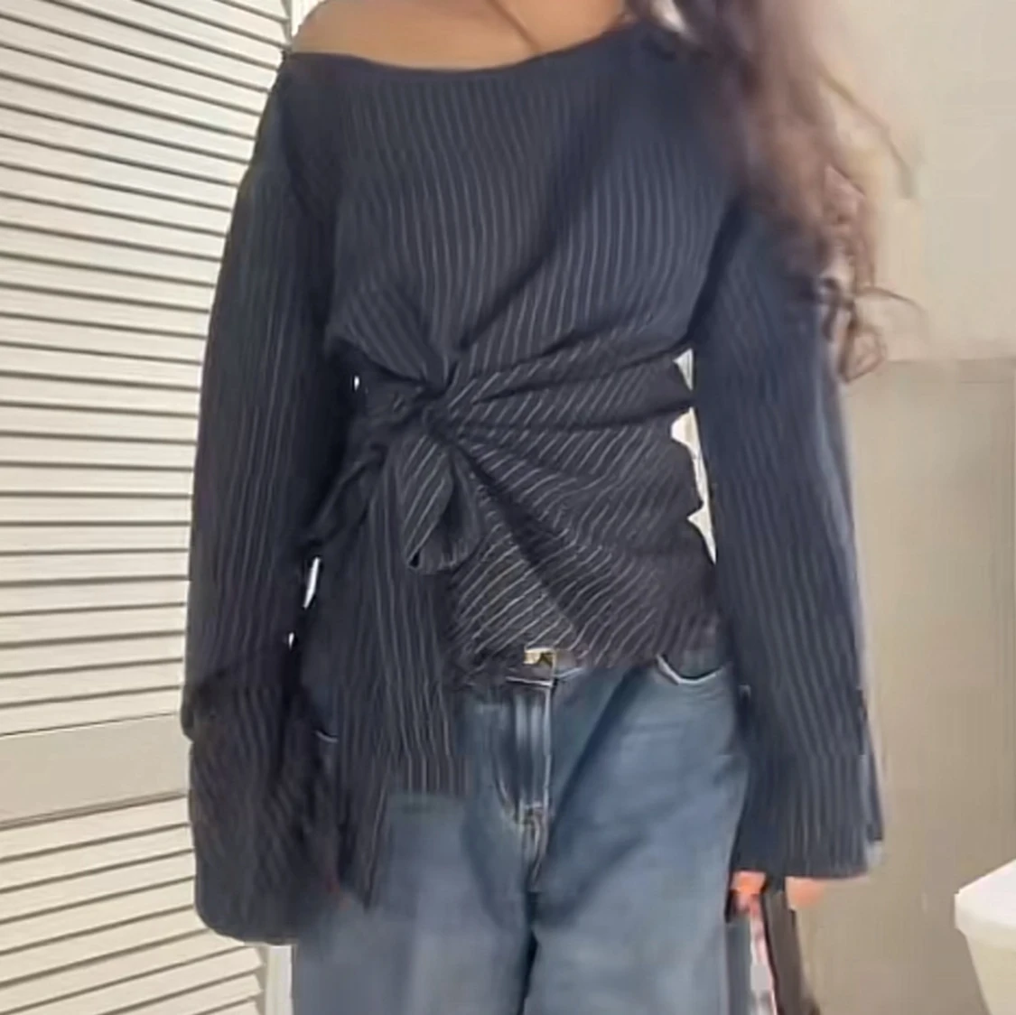 Svart randig omlottopp med knyt