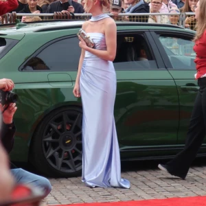 Ljusblå balklänning/brudtärna från dressroom  - Säljer min fina balklänning från dressroom som är specialsydd för att få designen i ljusblått. Superfin till bal eller festligare tillfällen. 