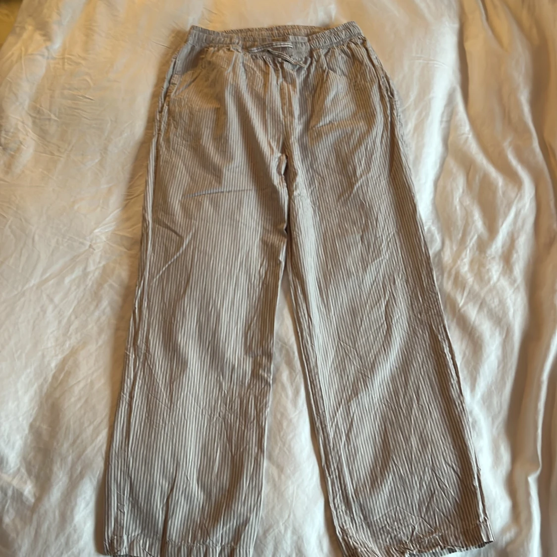 Randiga vida byxor med snörning - 2