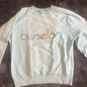Ljusblå Benetton sweatshirt i bomull - Ljusblå vintage Benetton tröja från 80 talet. Den är gjord i Italien. Den har lite små defekter men de syns knappt. 