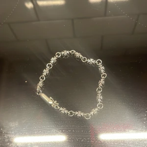 Chrome hearts armband  - Säljer detta extremt snygga chrome armbandet i silver, lätt snyggaste armbandet de har då de är unikt och stilrent, hör av er vid funderingar !!!!