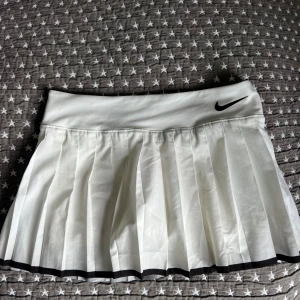 Tenniskjol från Nike - Superfin vit plisserad tenniskjol från Nike med svart kant💕Använts en gång!