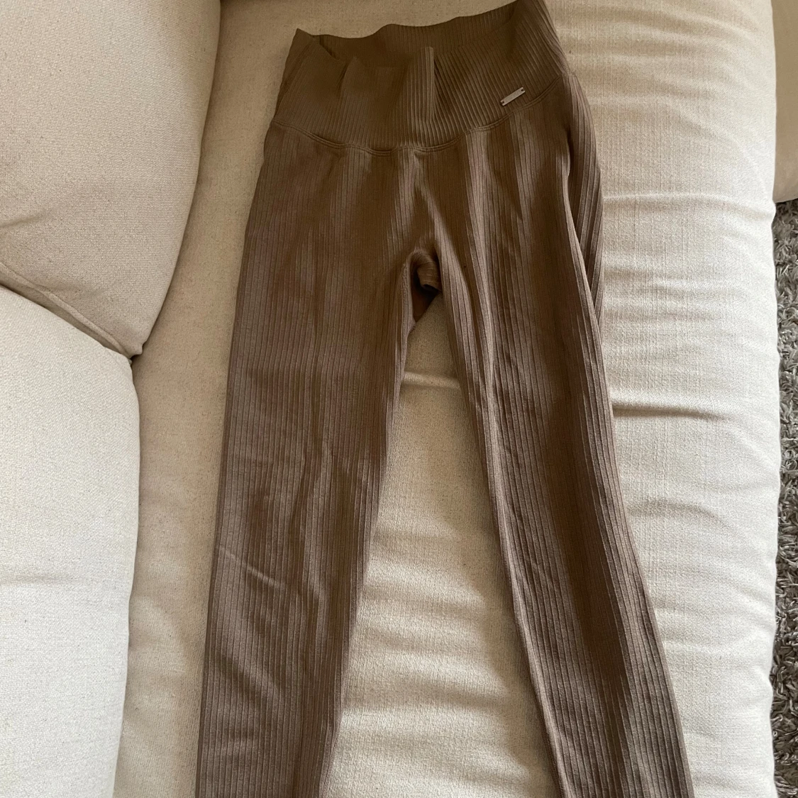 Bruna ribbade leggings med hög midja