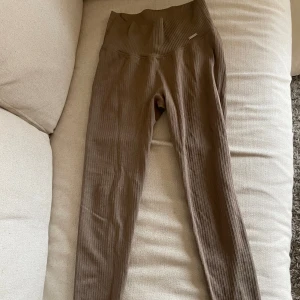 Bruna ribbade leggings med hög midja - Snygga bruna leggings med ribbad struktur och hög midja. 