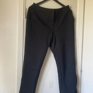  Svarta kostymbyxor -  Nu säljer jag svarta kostymbyxor är jättebra skick och i storlek S 