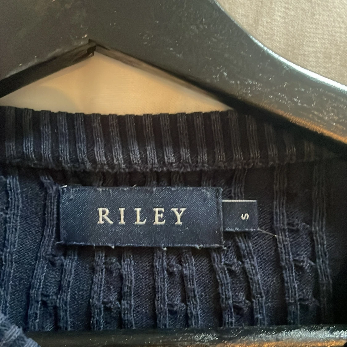 Mörkblå kabelstickad tröja från Riley - 2