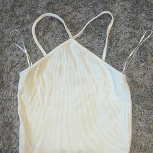 Söt topp Zara  - Säljden denna söta topp från Zara. Knappt använd, passar till allt! 🤍🤍🤍