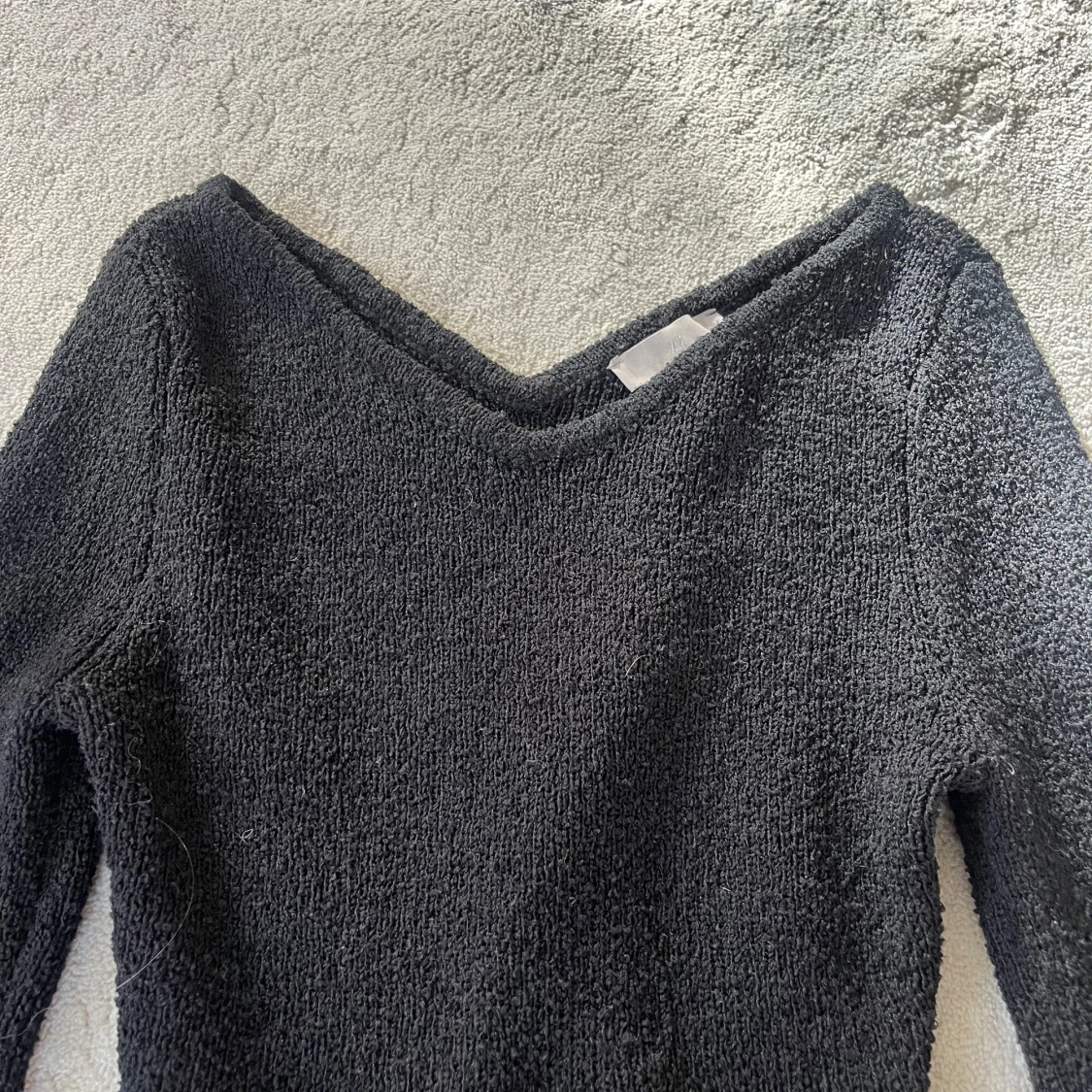 Svart stickad tröja med v-ringning - 1