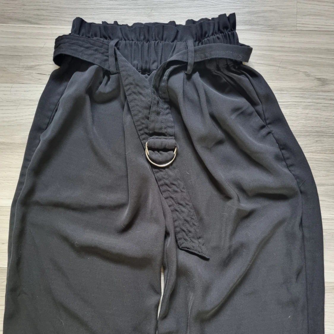 Svarta byxor med bälte från BikBok XS - 3