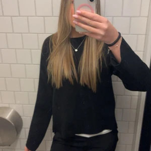 Svart tröja  - Jättefin tröja från märket object. Använd enstaka gånger. Priset kan diskuteras 💓 postar alltid samma dag eller dagen efter