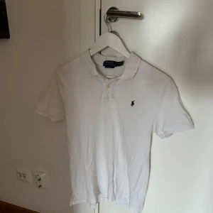 Vit piké från Ralph Lauren - Vit pikétröja från Polo Ralph Lauren i bra skick. Tröjan är i storlek XS-S