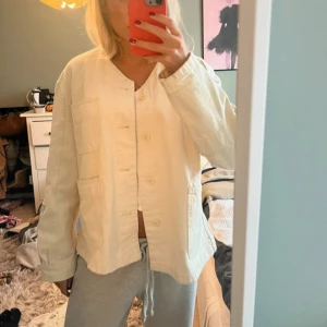 Beige jeans jacka - (Bilder från tjejen jag köpte av) beige/cremevit jacka