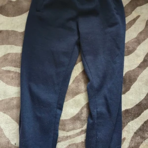 Mjukisbyxor - Sköna mjukisar, perfekt i storlek med stretchigt midja. Lite slitna då de är används men annars inga skavanker