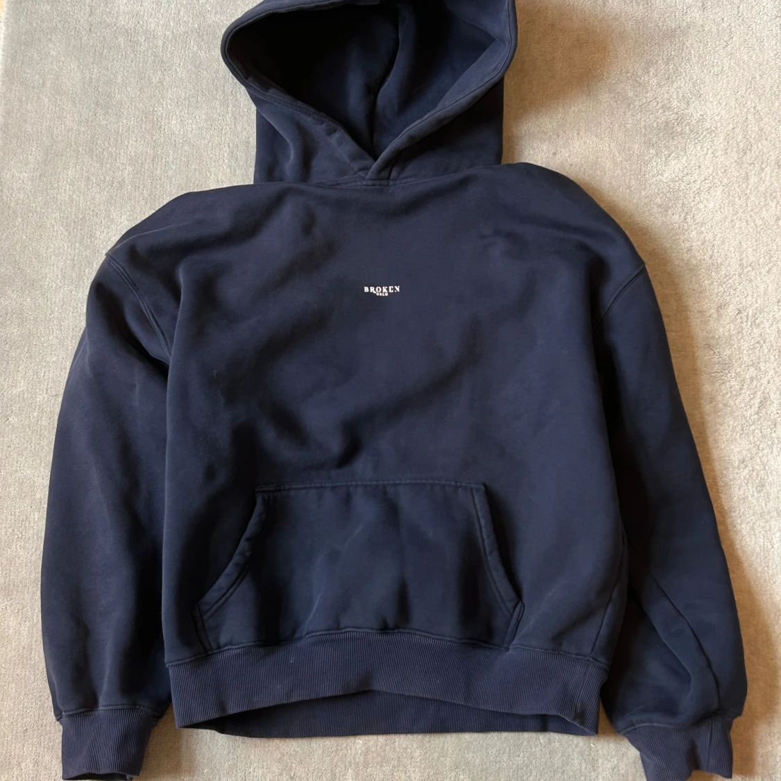 Mörkblå hoodie från Broken Oslo