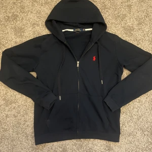Ralph lauren hoodie - Ralph lauren hoodie size L I 9/10 skick, den har en liten fläk på sista bilden men inget stort. Säljer för den ej kommer till användning 