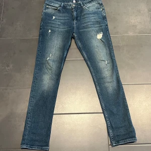 Jeans med slitningar   - Snygga blå jeans, detaljer på benen. Denim jeans. Jag vet inte vad märket är. Bra skick. W30 L30