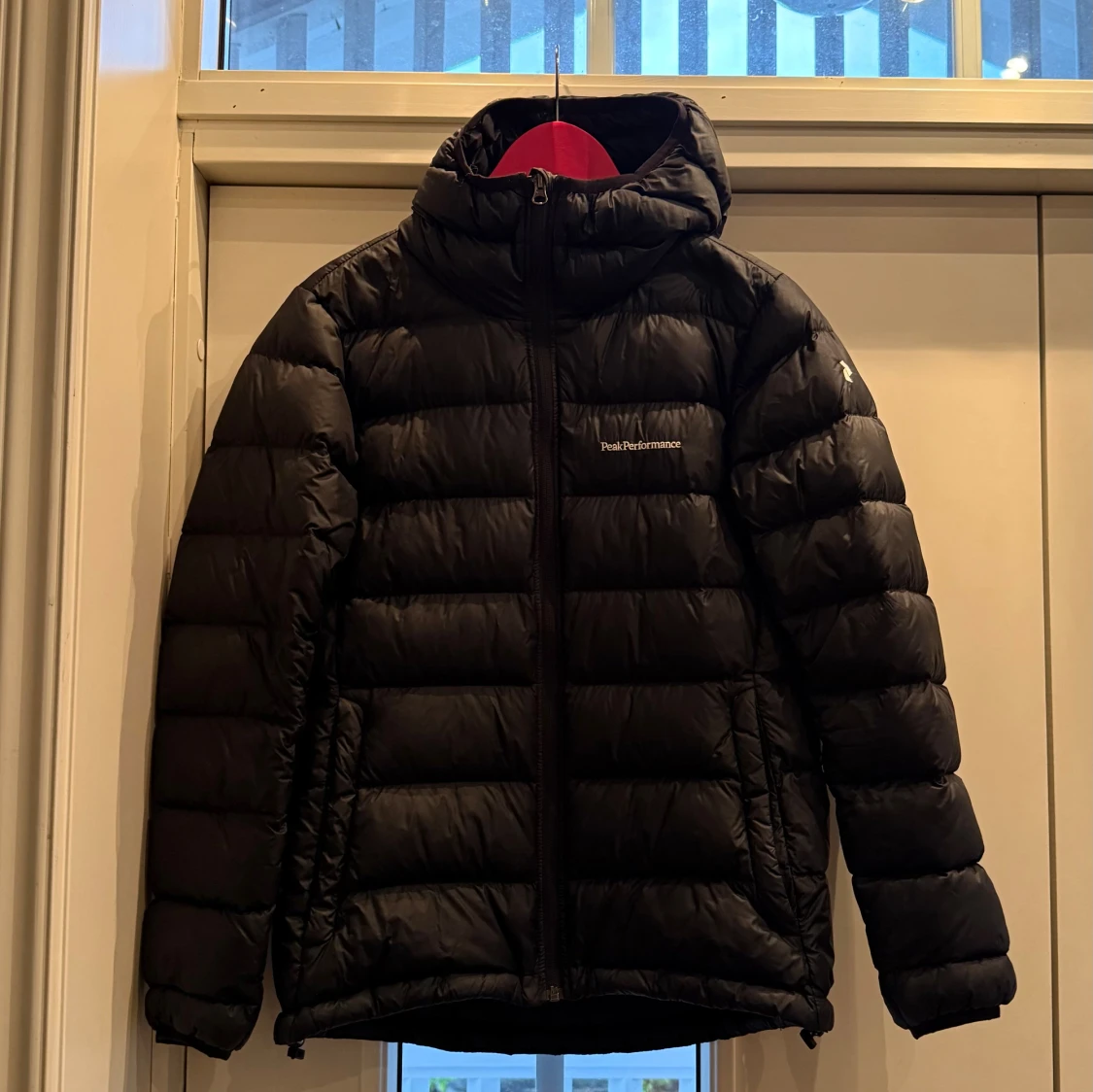 Svart dunjacka från Peak Performance