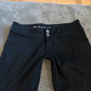Svarta jeans - Säljer dom här sssuuuper coola svarta jeans. Dom är i npt mer mjukare material så känns mer som linne byxor eller typ tyg byxor men inte stretchiga. Jag är lite osäker på märke. Tveka inte att ställa vilka frågor du vill💕💕