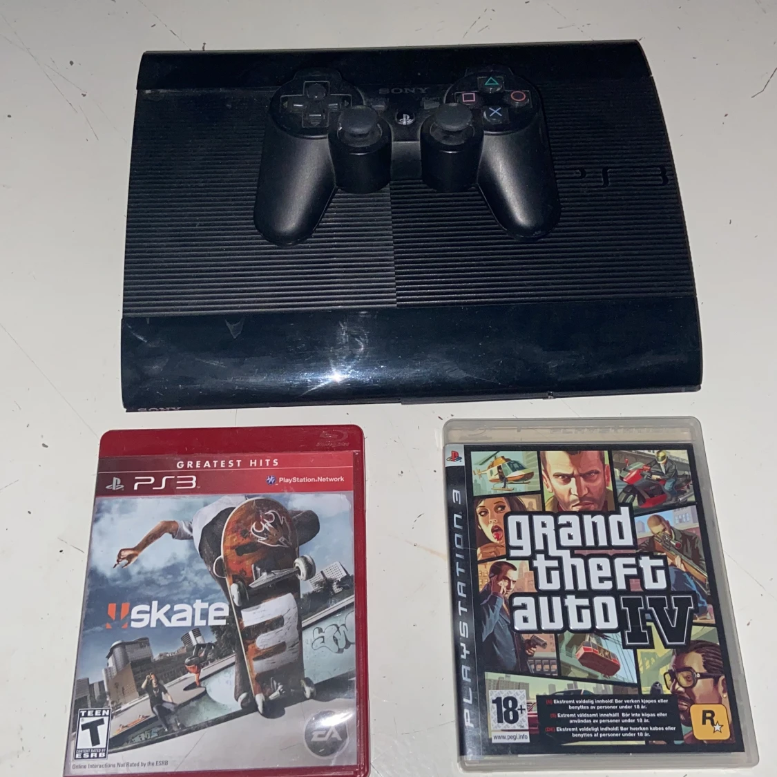 PlayStation 3 Super Slim  + 2 spel (Skate 3 & GTA IV)