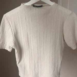Zara ribbad topp - Fin ribbad topp från Zara helt slutsåld💕