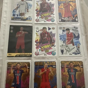 Topps Fotbollskortsamling - En grym samling Topps fotbollskort med stjärnor från Champions League och Europa League! Perfekt för dig som älskar fotboll, samlar på kort eller vill ha coola profiler som Bellingham, Harry Kane och många fler. Inspirerande för unga fans och samlare!