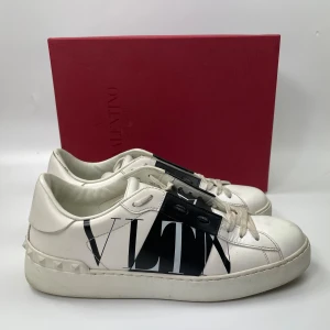 Valentino skor  - Hej! Säljer nu dessa sjukt snygga valentino skor. Skorna är i toppskick! Har begränsat antal boxar och dustbag. Hör av dig vid frågor. 