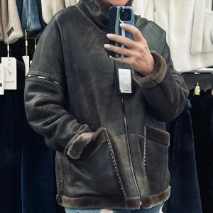 Brun teddyjacka med dragkedja - Säljer en brun teddyjacka med hög krage och hel dragkedja framtill. Jackan har stora fickor, mjukt foder och detaljer i mörkare brun pälsimitation vid ärmslut och nederkant. Perfekt för kalla dagar och ger en riktigt mysig vibe.