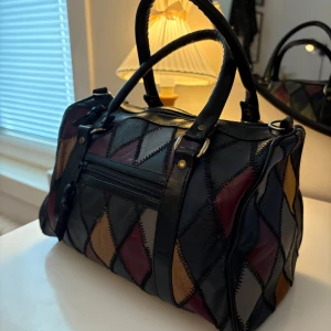 Väska - Säljer min väska som jag köpt second hand för några år sedan☺️Skriv vid frågor!