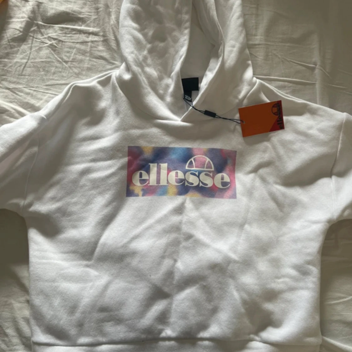 Vit hoodie från Ellesse med färgglad logga i stl 152-158