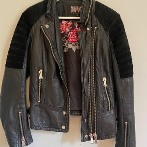 Skinnjacka Jofama - Skinnjacka från Jofama X Caroline Roxy. Använd med väldigt väl omhändertagande! Storlek 38, normal i storleken. Har dessvärre ingen bild med den på. 