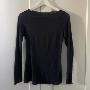 Svart långärmad tröja från Intimissimi - En tunn och mjuk mörkblå långärmad tröja från Intimissimi i ultralätt material med kashmir. 