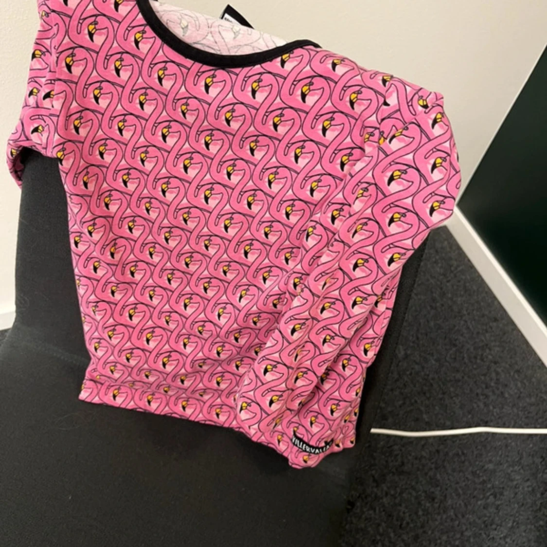 Rosa tunn tröja med flamingomönster i stl 110