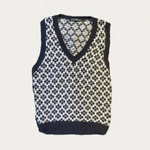Rutig stickad väst från Brandy Melville - Supermysig väst från Brandy Melville i mörkblått och vitt med rutigt mönster. Storleken är onesize, passar nog XS- M. Perfekt att ha nu i höst! Tveka inte att höra av dig! :) 