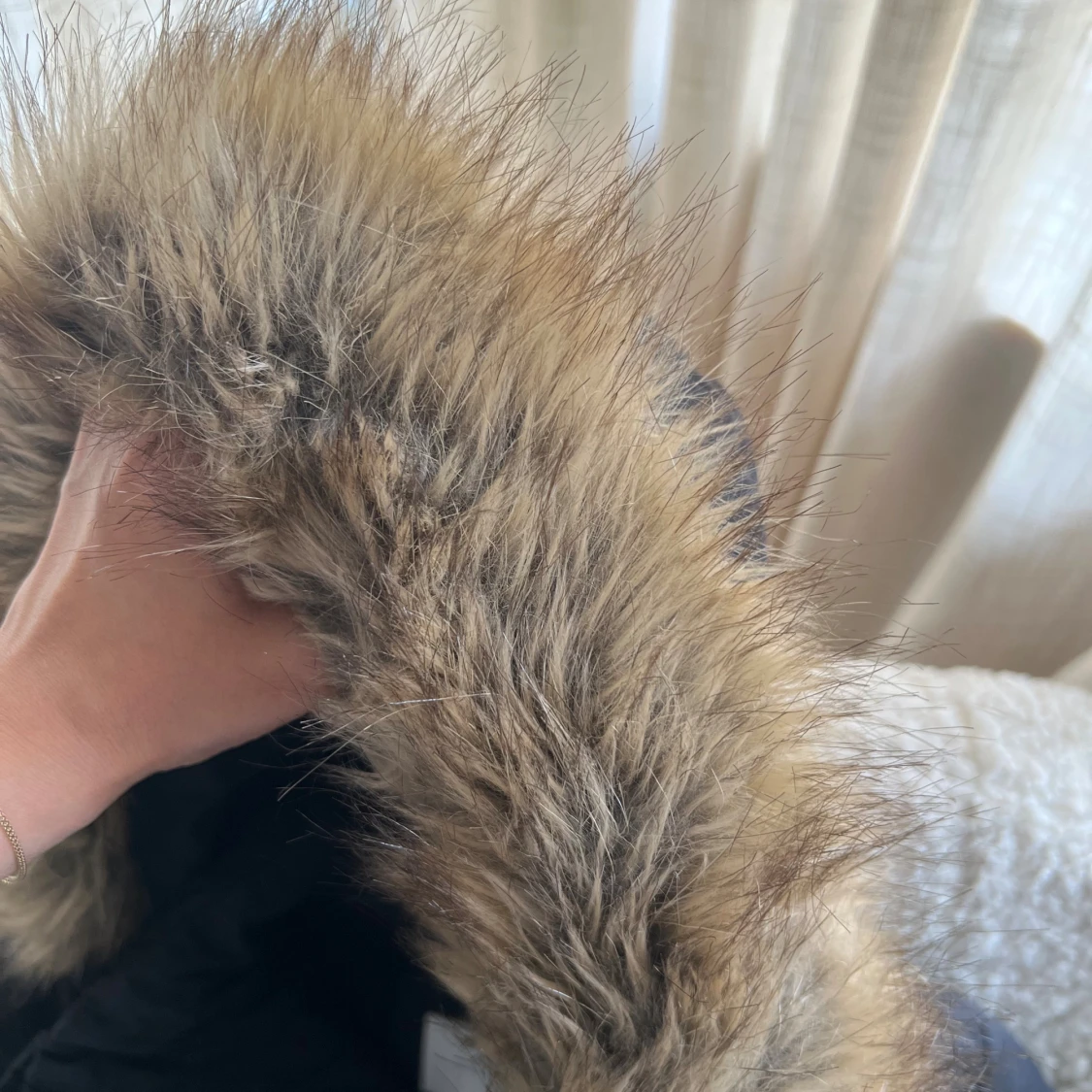 Svart pufferjacka med fuskpäls från H&M - 2