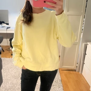 Gul sweatshirt från Zara - Gul sweatshirt från Zara i fint skick 