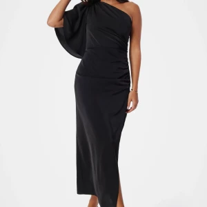 Satinklänning - Säljer min fina satinklänning från bubbleroom. Klänningen är endast använd vid ett tillfälle men klänningen fick en maska när den ströks, därav det nedsatta priset. Pris i nyskick: 699kr