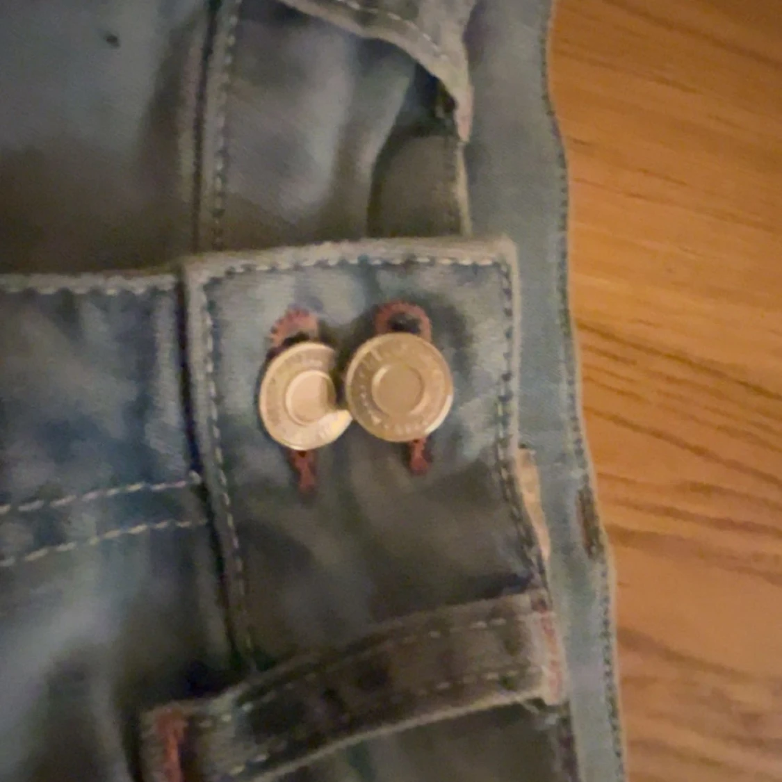 Ljusblå bootcut jeans med röd detalj - 4