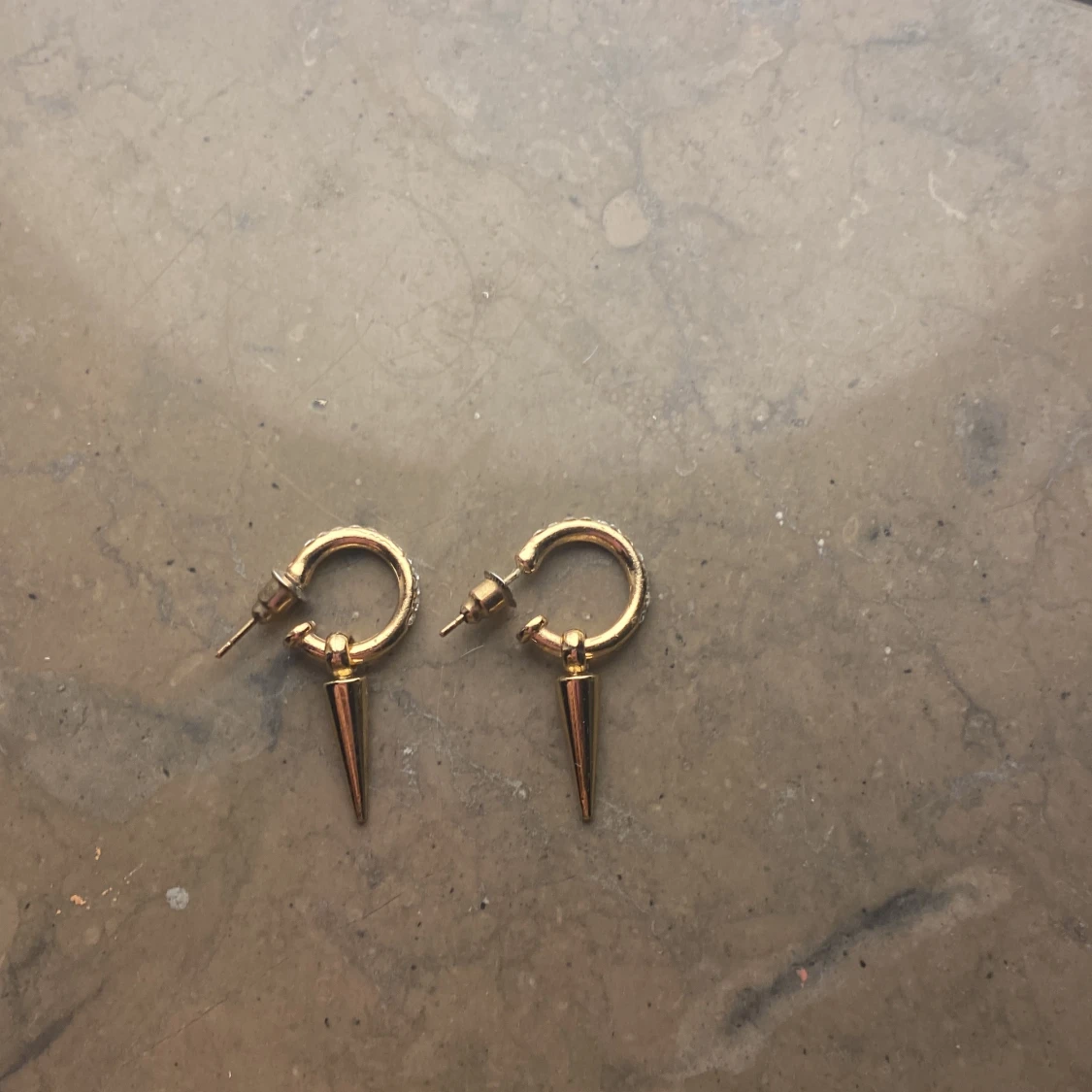 Guldiga örhängen med spetsig detalj - 2