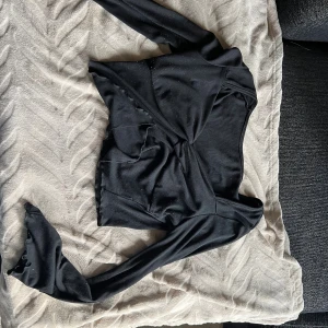 Långärmad svart topp - Svart långärmad topp från SHEIN i mjukt och stretchigt material.  