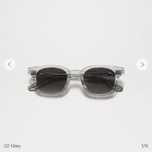 Gråa CHMIS 02 - Snygga solglasögon från CHIMI i modellen 02 Grey. Jätte bra skick har haft de i två år fast de ser ut som nya och har typ aldrig använt, inga skador på glasögon!
