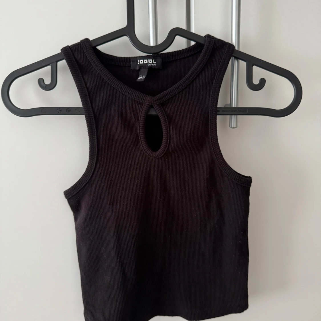 Svart ribbad linnetopp från DeFacto