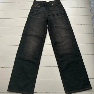 Weekday ample low loose - storlek 23/32 passar mig i längden som är 166 cm och är bara använda fåtal gånger säljer eftersom de inte kommer till användning, går att buda! Q💓