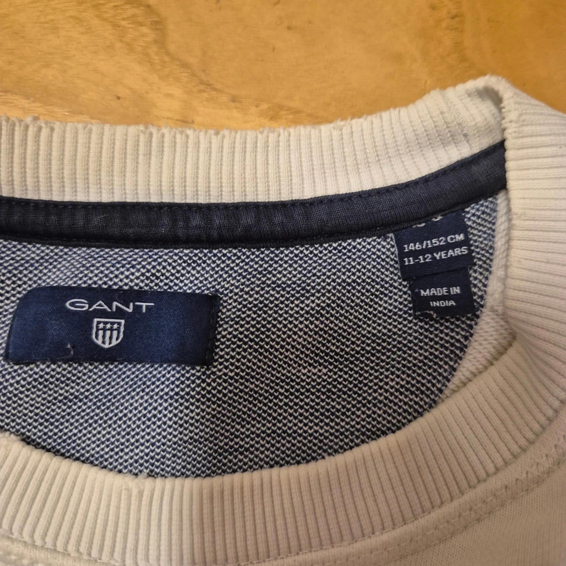 Vit sweatshirt från GANT med logga - 2