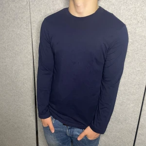 H&M Tröja - Riktigt skön marinblå H&M tröja | Strl: S | Skick: 8/10 (små fläckar) | Modellen är 175, väger 80 | Nypris: ca 500kr | Hör av er vid frågor och funderingar!